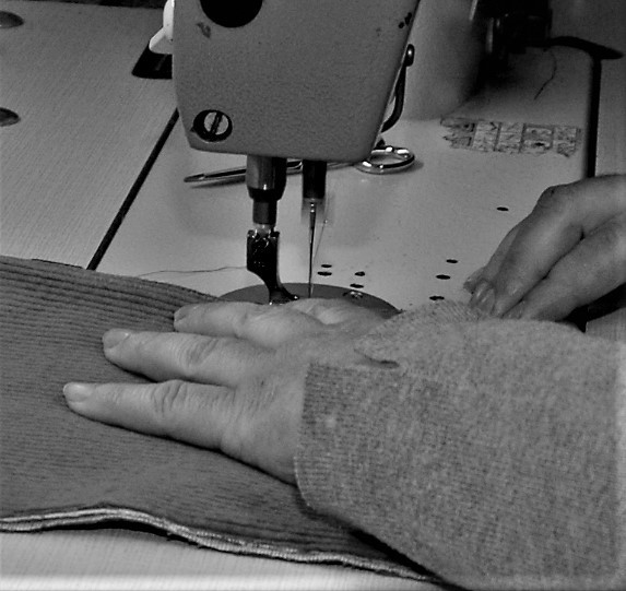 Maquina de coser con las manos delicadas de Ángela Verdugo en Barcelona, La Nina de Paper