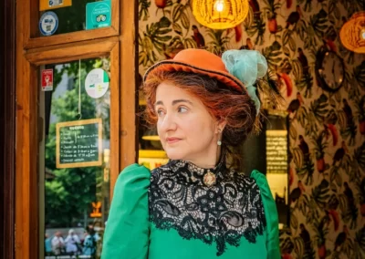 Fotografía de Ángela vestida con un vestido del Modernismo en color verde.