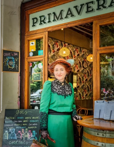 Fotografía de Ángela vestida con un vestido del Modernismo en color verde.