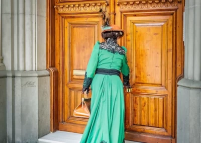 Vestido modernista de atrás, es verde y negro.